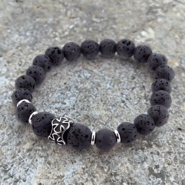 Bracelet en pierre de lave et croix de Malte en acier inoxydable