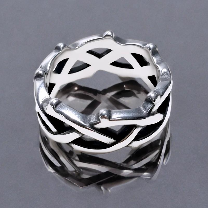 Bague Chevalière en Acier Inoxydable aux Os Entrelacés – Élégance Contemporaine